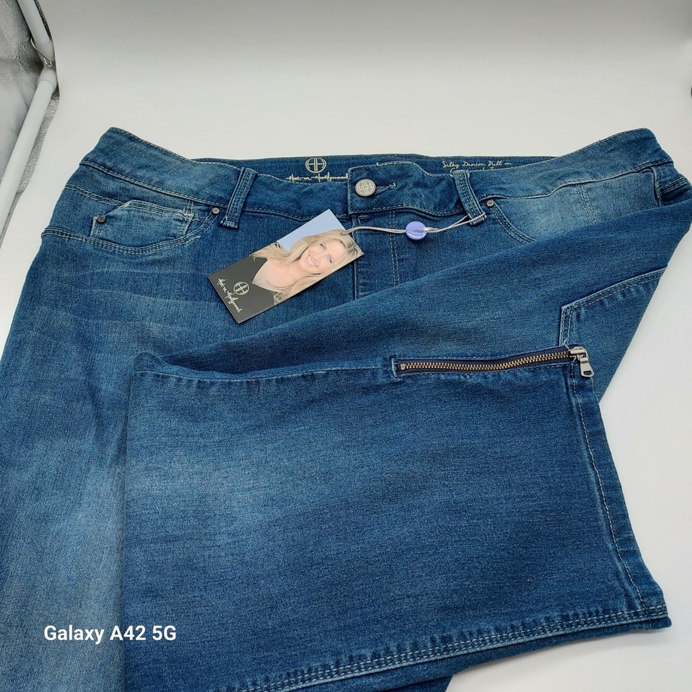 Hot in Hollywood Silky Denim Pull On Capri Jeans Blue Zipper Hem 1X New